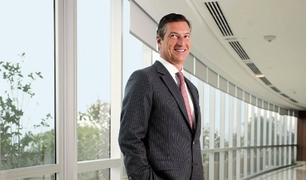 O executivo Octavio de Lazari Junior, 54, vai assumir a presidência do Bradesco no dia 12 de março, avalia que está na hora de os bancos brasileiros aprenderem a conviver com taxas de juros baixas; "É lógico que os bancos têm um ganho importante com taxas de juros altas, mas não adianta ser uma empresa rica num país pobre. Temos de aprender a conviver com taxas de juros baixas. É importante para o Brasil. O sistema bancário dos países desenvolvidos opera com juros baixos. Os resultados são bons, dão retorno aos acionistas. Como eles fazem isso? O segredo é ampliar a base da pirâmide", avalia