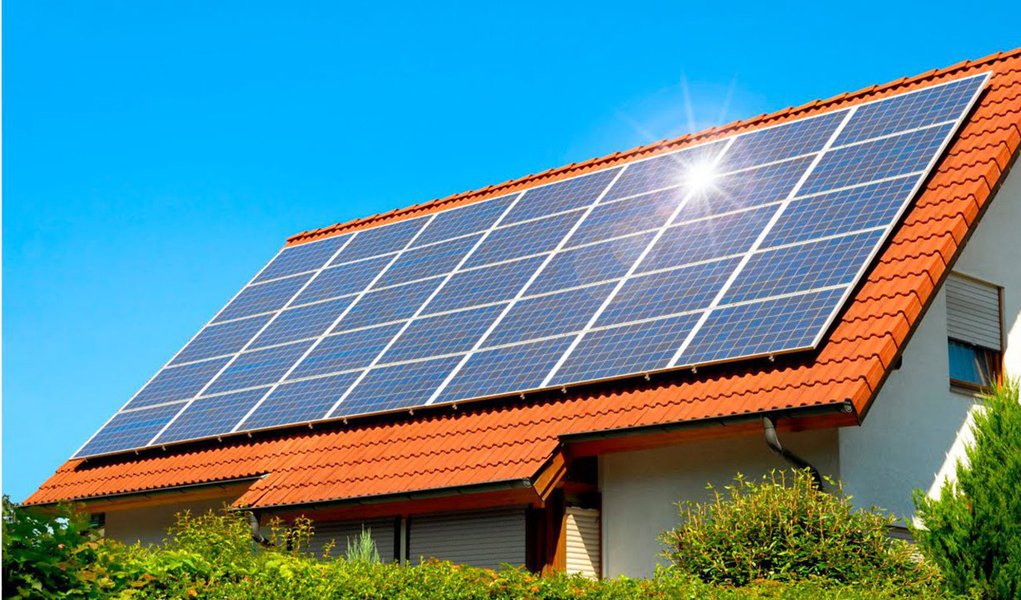 Para expandir a oferta de produção de energia elétrica e de alavancar o Piauí como estado modelo em energias renováveis, a Superintendência de Parcerias e Concessões (Suparc), em conjunto com a Secretaria Estadual de Mineracao, Petroleo e Energias Renovaveis (Seminper), iniciou 2018 com a missão de estruturar os estudos de viabilidade para a PPP de Geração de Energia Solar; o governo informou que, em consequência, reduzirá, aproximadamente, 20% dos gastos com energia elétrica (cerca de R$ 7,1 milhões por ano), recursos que podem ser direcionados para investimentos em outras ações