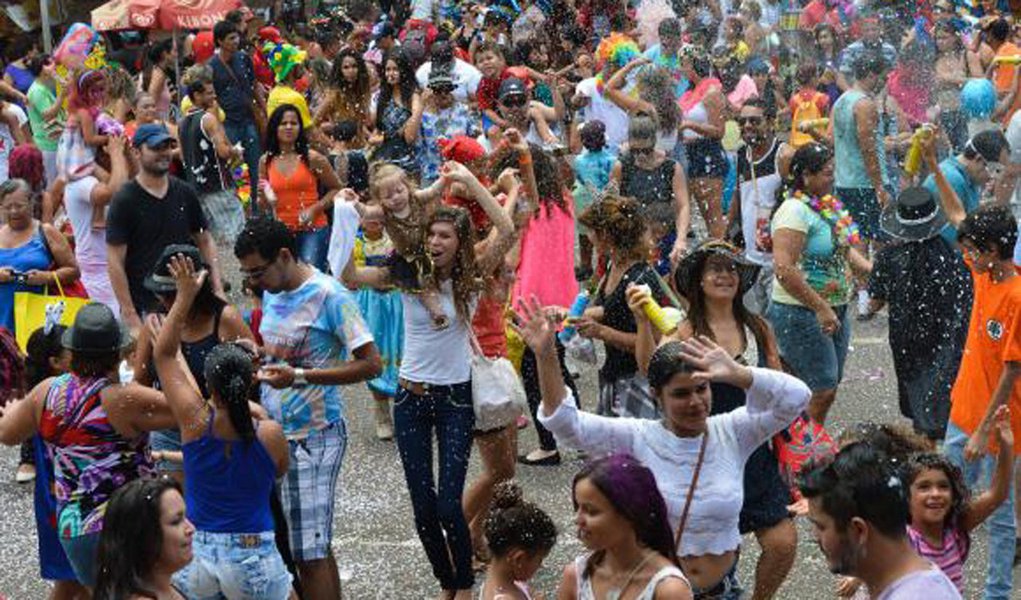 Com uma programação que começa cedo e deve se estender até a madrugada, cerca de 40 blocos vão animar o segundo dia de carnaval no Distrito Federal; expectativa da Secretaria de Cultura é que cerca de 2,5 milhões de foliões participem das festas, que estão programadas até o dia 27 de fevereiro