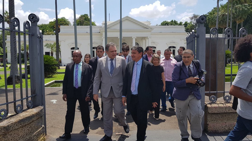 O governador Wellington Dias e o secretário de Estado da Saúde, Florentino Neto, lançaram um novo programa de modernização da rede hospitalar estadual, o Renova Saúde; com mais de R$ 12 milhões investidos em sua primeira etapa, a ação vai equipar os hospitais públicos do interior com instrumentos de ponta, facilitando o acesso a cirurgias mais modernas; no lançamento da ação, Dias agradeceu o trabalho da Secretaria de Saúde (Sesapi) que apresentou o projeto nos editais do Ministério da Saúde e a integração com a Bancada Federal do Piauí; “Nós estamos tratando da modernização da Saúde. Teremos equipamentos que vão permitir exames, cirurgias, que antes só eram feitas em Teresina e agora serão feitos em outras regiões do estado”, disse Wellington