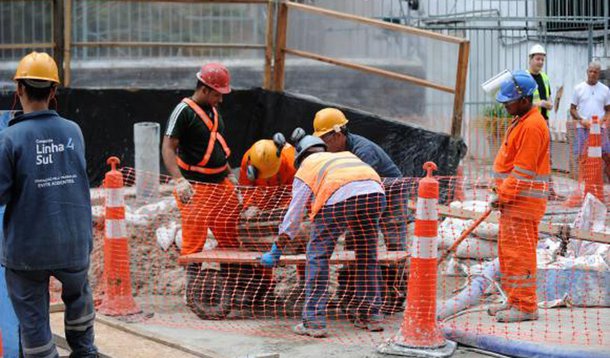O Tribunal de Contas do Estado (TCE-RJ) revogou parcialmente nesta terça-feira (9) medida cautelar que impedia, desde novembro de 2016, repasses do governo ao Consórcio Rio Barra, responsável pelas obras da estação de metrô Gávea; o TCE impôs condições para o uso de R$ 700 milhões do contrato; com dificuldades para concluir todo o projeto, o governo do Rio paralisou em 2015 a construção da estação da Gávea e priorizou o restante da linha 4 do metrô 