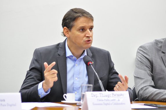 O deputado federal Thiago Peixoto (PSD-GO) defendeu, esta semana, avanços na legislação brasileira para que o país não perca cada vez mais competitividade na área de inovação; presidente da Frente Parlamentar de Economia Digital e Colaborativa, ele afirmou que tem se tornado cada vez mais comum que startups de muito potencial nascidas no Brasil migrem para países vizinhos por conta de entraves legais que dificultam a evolução delas no País