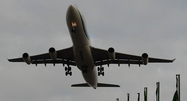 Segundo a mídia local, o avião estava realizando um voo entre as cidades iranianas de Teerã e Yasuj. O avião pertencia à companhia aérea Aseman Airlines. Uma edição local iraniana comunica que o piloto principal do avião que acidentou havia conseguido aterrissar uma aeronave com motor avariado no ano de 2013