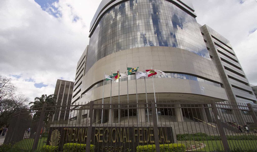O Tribunal Regional Federal da 4ª Região (TRF4), em Porto Alegre, suspendeu o expediente no dia 24 de janeiro, dia em que a 8ª Turma do tribunal vai julgar a apelação do ex-presidente Lula contra a sentença do juiz federal Sérgio Moro no caso do triplex do Condomínio Solaris, no Guarujá (SP); com a decisão, somente as pessoas envolvidas diretamente no julgamento poderão entrar no prédio