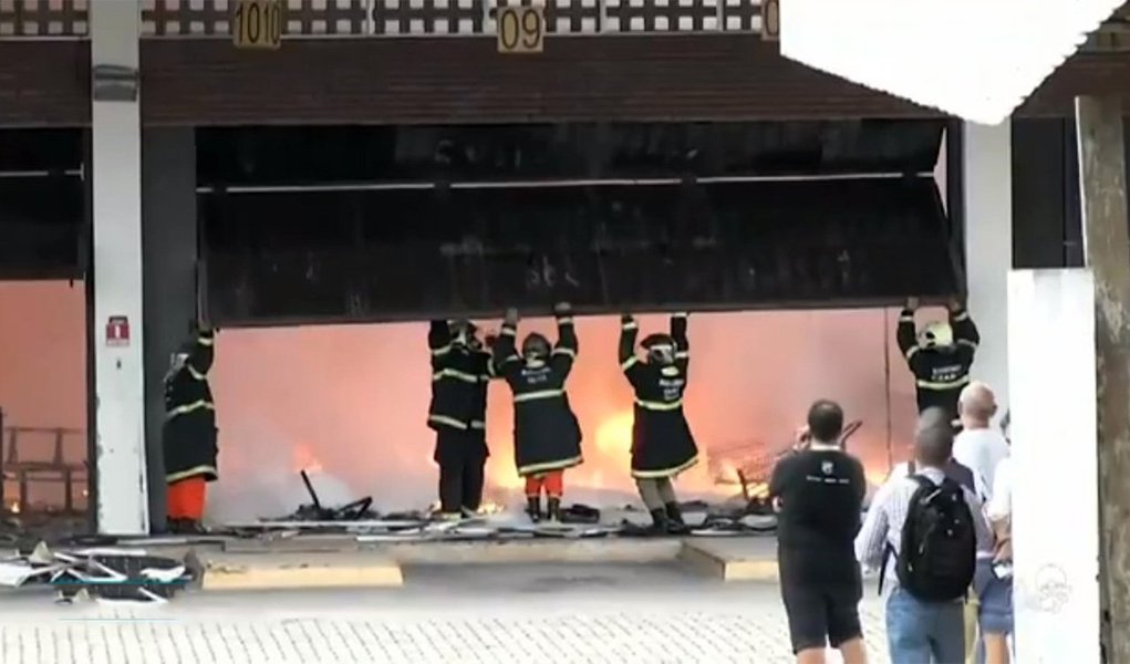Pelo menos 90% do prédio do Centro de Triagem de Cartas e Encomendas dos Correios (CTCE Fortaleza) foi destruído em incêndio que começou na tarde desta terça-feira (13); em nota, os Correios afirmaram que vão efetuar as devidas indenizações aos clientes prejudicados após levantamento da carga postal destruída