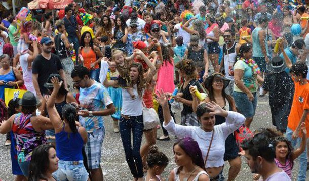Com uma programação que começa cedo e deve se estender até a madrugada, cerca de 40 blocos vão animar o segundo dia de carnaval no Distrito Federal; expectativa da Secretaria de Cultura é que cerca de 2,5 milhões de foliões participem das festas, que estão programadas até o dia 27 de fevereiro