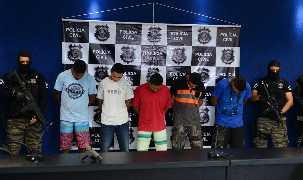 A Polícia Civil desarticulou uma associação criminosa que explodiu caixas eletrônicos em quatro municípios goianos; cinco suspeitos foram presos na Operação “Má Vizinhança”, que investiga a atuação da quadrilha há dois meses; os homens foram apresentados nesta segunda-feira (15/01), no auditório da Secretaria de Segurança Pública (SSP); foram detidos Frederico Mariano da Silva, de 33 anos – apontado como chefe do grupo -, Joeliton Ribeiro Pereira, 28, Fernando Rocha da Silva, 29, Erivaldo José Mariano, 40, e Luiz Fernando as Silva Mattos, 19