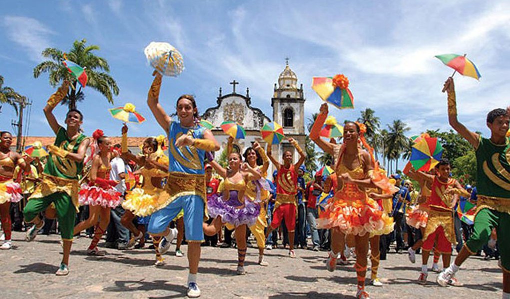 Enquanto a dança, o suor e alegria sobem e descem as ladeiras da charmosa e linda Olinda acompanhando os dançarinos no “ritmo da frevura”, talvez poucas pessoas percebam que estão diante de uma tradição cultural que desfilou pela primeira vez no carnaval de 2013 com o título de patrimônio imaterial da humanidade; o frevo é o primeiro bem brasileiro que entra na lista representativa da Unesco, depois de passar pelo crivo da convenção realizada em 2003; como manifestação cultural, o frevo surgiu no final do século 19, em Recife, em pleno carnaval, como expressão das classes populares, numa época em que a capital pernambucana começava a se urbanizar