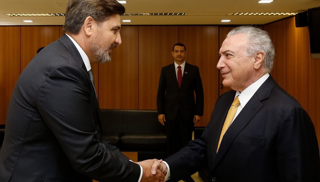 "Justamente na semana em que acaba o prazo para que responda às 50 perguntas da Polícia Federal sobre o suspeito decreto dos portos,  Michel Temer chamou para uma conversa o diretor da PF, Fernando Segóvia", diz a colunista Tereza Cruvinel; "Todo mundo fingiu que acreditou mas não podem ter tratado de outra coisa.  Só num governo completamente despudorado o presidente da República convoca o diretor da Polícia Federal para tratar de um questionário apresentado pela própria Polícia Federal, a pedido do relator de um processo, o ministro do STF, Roberto Barroso"