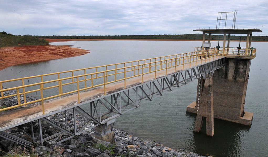 A poucos dias para acabar o mês, o reservatório de Santa Maria supera a média esperada para dezembro; o nível de água na represa marcou 28,5% nesta terça-feira (26); o esperado era 26%; mas o governo reforçou que os cuidados para economia de recursos hídricos vão continuar; de acordo com a Adasa, a captação no Santa Maria tem sido fortalecida com a chuva mais intensa neste ano e com o volume mais abundante de água do Ribeirão do Torto. Tudo isso somado ao programa de economia de consumo que o governo adotou