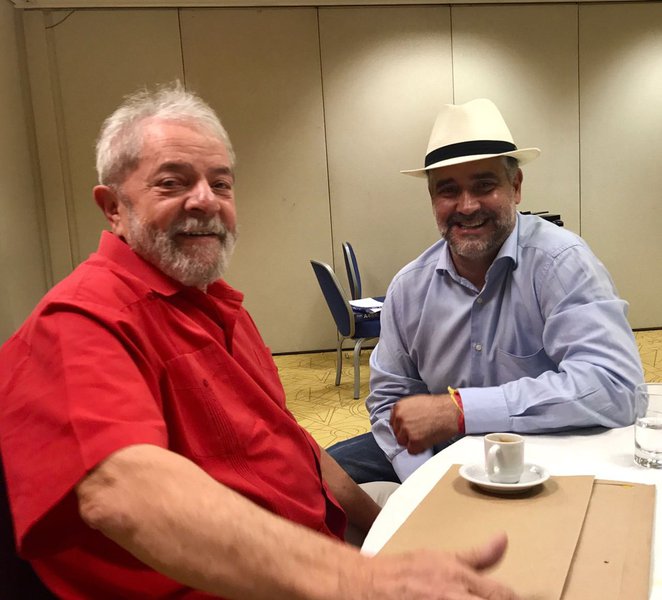 O deputado Paulo Pimenta, novo líder do PT na Câmara, vaticinou nesta segunda-feira, 1º, que a exatos 365 dias estará na posse do ex-presidente Luiz Inácio Lula da Silva como presidente da República; "Daqui a um ano estaremos em Brasília, pois teremos a posse do Lula. Até lá vamos lutar todos os dias, com todas as nossas forças para defendê-lo e defender a democracia", escreveu Pimenta em sua página no Facebook
