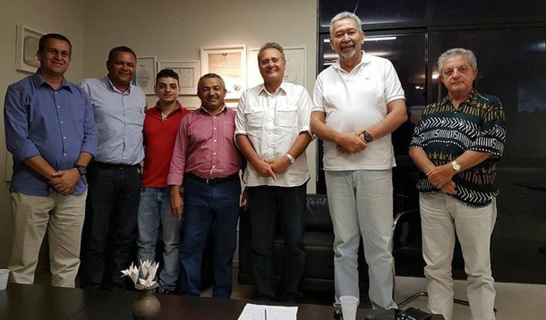 O prefeito de Olho d’Água do Casado, José dos Santos, vai apoiar a reeleição do senador Renan Calheiros (MDB-AL); o anúncio foi feito ao lado de lideranças do Partido dos Trabalhadores em Alagoas, inclusive do deputado federal Paulão (PT); o parlamentar petista acredita que é viável uma aliança do partido com Calheiros (MDB) e com o governador Renan Filho (MDB) nas eleições majoritárias
