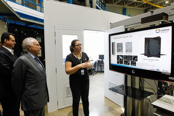 Michel Temer (PMDB) visitou nesta quinta-feira obras com repasses atrasados para a construção de um acelerador de partículas em Campinas (SP). Temer foi cobrado pelo diretor do projeto do Centro Nacional de Pesquisa em Energia e Materiais (CNPEM), Antonio José Roque que o equipamento corre o risco de ficar parado caso o governo não libere mais R$ 200 milhões até agosto; a colunista do 247, Tereza Cruvinel, lembra que a obra, dos governos Lula e Dilma, coloca o Brasil na vanguarda tecnológica do setor - um feito para o qual Temer nada contribuiu