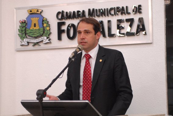 Em pronunciamento na Câmara Municipal nesta terça-feira (6), o presidente da Casa, Salmito Filho (PDT), defendeu que os políticos trabalhem para reverter a desigualdade social do País, uma das maiores do planeta, como forma de superar alguns dos principais problemas da nossa sociedade, como a escalada da violência. “Não será por iniciativa de instituições, mas precisamos decidir e aumentar a renda da maioria da população, gerar mais emprego, construir projetos de desenvolvimento nacional”