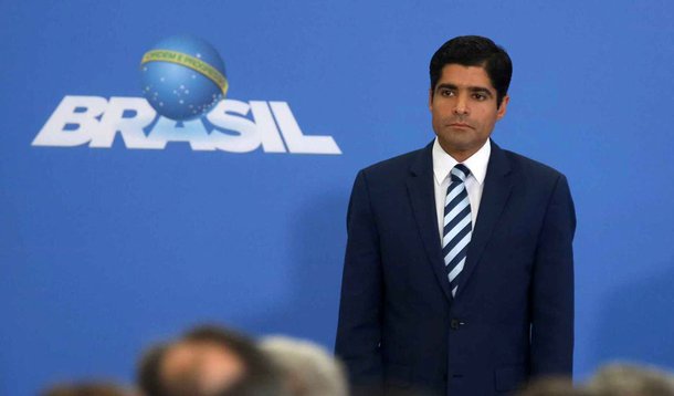 O prefeito de Salvador, ACM Neto (DEM), considera com mais força a possibilidade de não deixar a prefeitura para disputar o governo do Estado; se perder para o governador Rui Costa, que vai à reeleição, ACM Neto ficaria sem mandato até 2022, tempo demais longe do eleitor para quem depende de votos; além disso, a legislação eleitoral o impede de tentar voltar à prefeitura em 2020