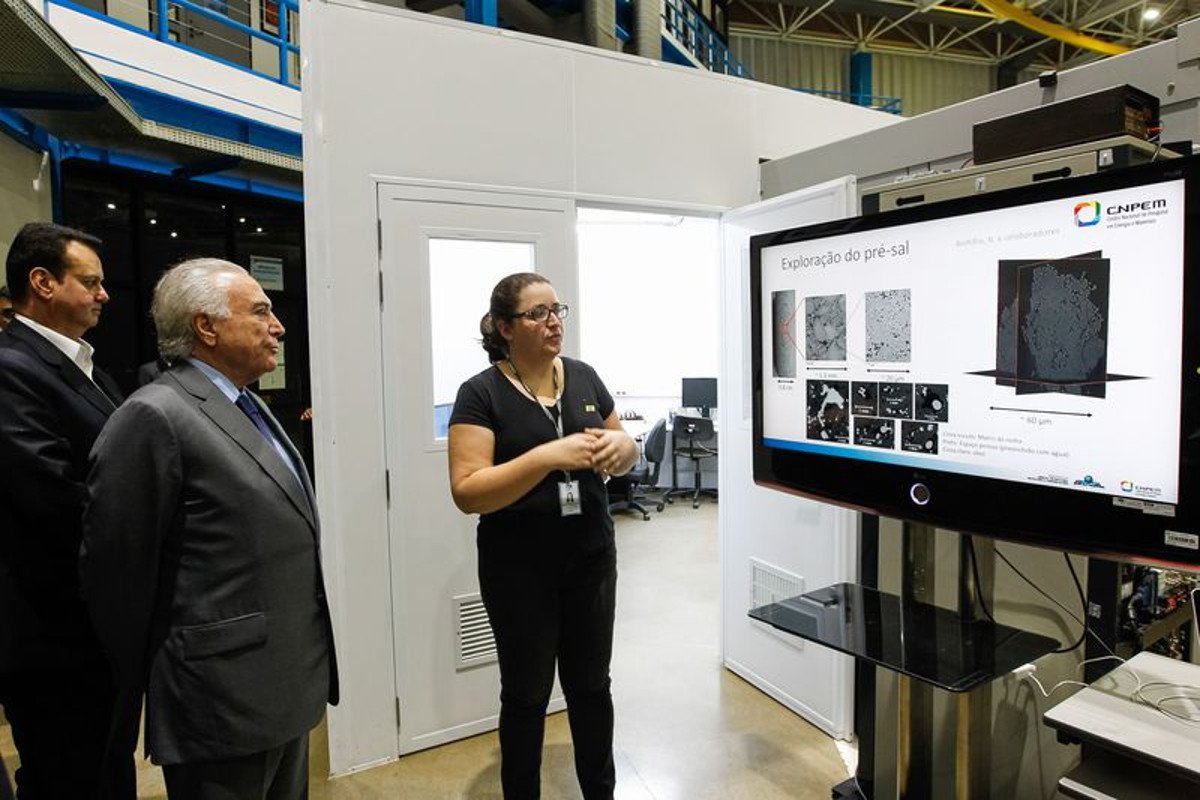 Michel Temer (PMDB) visitou nesta quinta-feira obras com repasses atrasados para a construção de um acelerador de partículas em Campinas (SP). Temer foi cobrado pelo diretor do projeto do Centro Nacional de Pesquisa em Energia e Materiais (CNPEM), Antonio José Roque que o equipamento corre o risco de ficar parado caso o governo não libere mais R$ 200 milhões até agosto; a colunista do 247, Tereza Cruvinel, lembra que a obra, dos governos Lula e Dilma, coloca o Brasil na vanguarda tecnológica do setor - um feito para o qual Temer nada contribuiu