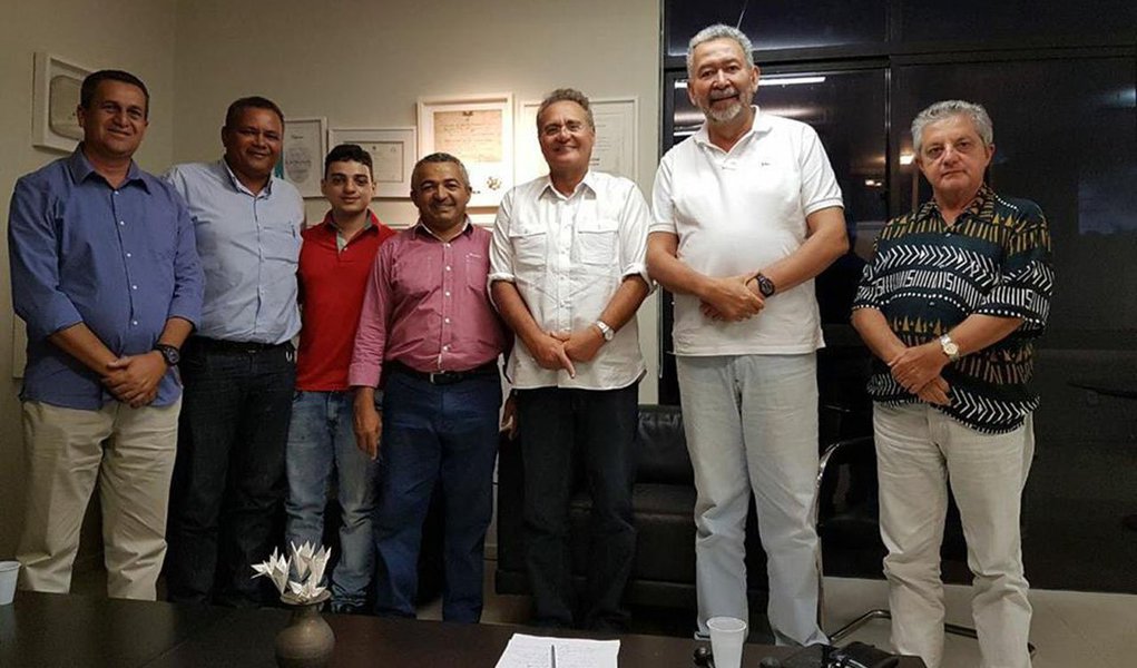 O prefeito de Olho d’Água do Casado, José dos Santos, vai apoiar a reeleição do senador Renan Calheiros (MDB-AL); o anúncio foi feito ao lado de lideranças do Partido dos Trabalhadores em Alagoas, inclusive do deputado federal Paulão (PT); o parlamentar petista acredita que é viável uma aliança do partido com Calheiros (MDB) e com o governador Renan Filho (MDB) nas eleições majoritárias