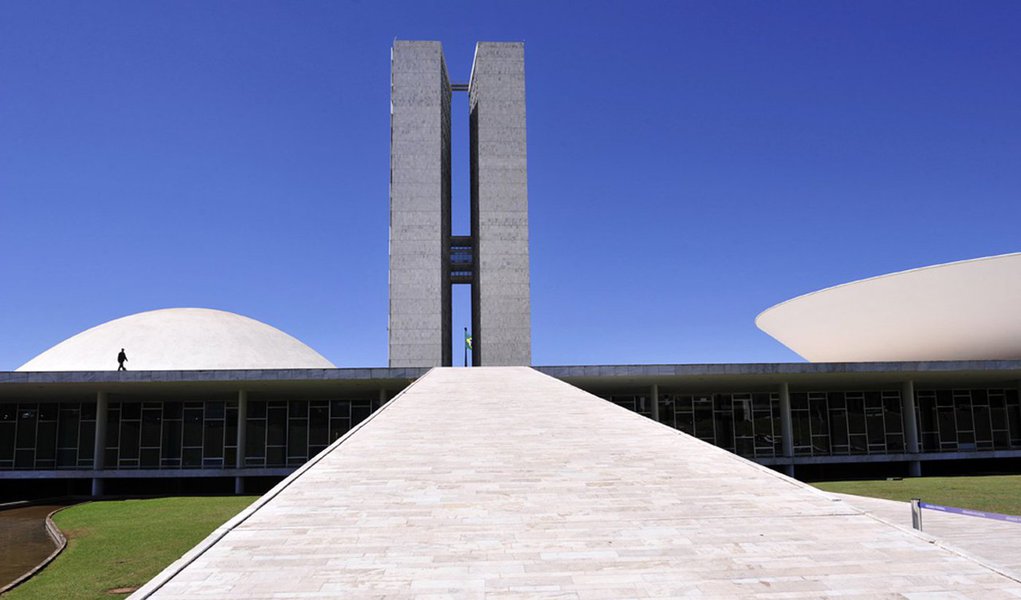 Eduardo Lopes, dono da construtora Valor, que delatou o governador Beto Richa (PSDB) na Operação Quadro Negro, está sendo cogitado para disputar o Senado em 2018; ele teria se sentido abandonado pelo staff do Palácio Iguaçu, por isso agora estaria sendo estimulado para contar “tudo que sabe” no programa eleitoral; na delação premiada homologada pelo ministro Luiz Fux, o empreiteiro revelou que foram simuladas construção de escolas para desviar recursos da educação visando abastecer campanhas eleitorais no PR