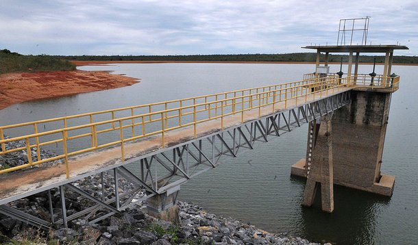 A poucos dias para acabar o mês, o reservatório de Santa Maria supera a média esperada para dezembro; o nível de água na represa marcou 28,5% nesta terça-feira (26); o esperado era 26%; mas o governo reforçou que os cuidados para economia de recursos hídricos vão continuar; de acordo com a Adasa, a captação no Santa Maria tem sido fortalecida com a chuva mais intensa neste ano e com o volume mais abundante de água do Ribeirão do Torto. Tudo isso somado ao programa de economia de consumo que o governo adotou
