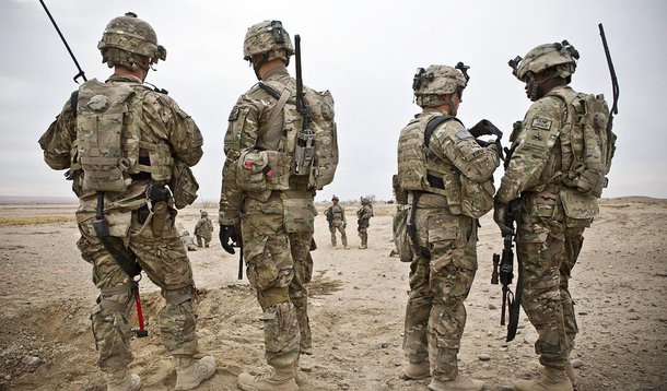 Militar dos EUA foi morto e quatro outros ficaram feridos durante um "envolvimento em combate" em Nangarhar, uma província do leste do Afeganistão; atualmente há cerca de 14 mil militares norte-americanos em solo afegão. Segundo a estratégia do presidente dos EUA, Donald Trump, para o sul da Ásia, os soldados de seu país têm permissão para acompanhar forças afegãs em batalha, o que pode expô-las a riscos maiores