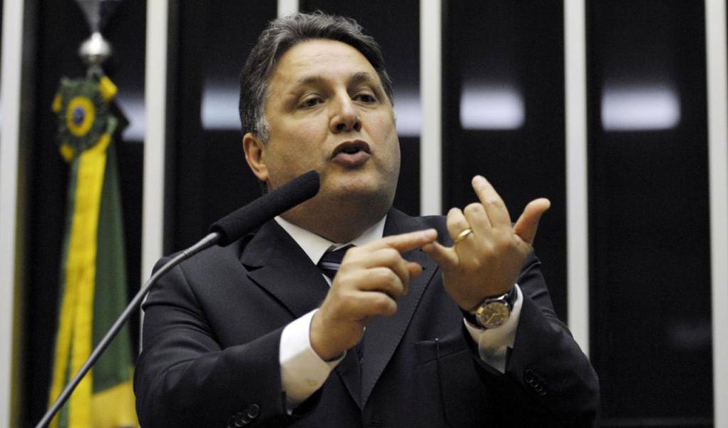O ex-governador do Rio Anthony Garotinho (PR) publicou uma nota em seu blog anunciando que deixa o partido "aliviado, já que o partido hoje é uma sucursal do governo Michel Temer, que está entregando o Brasil, perseguindo aposentados, comprando deputados para aprovar reformas políticas, gastando bilhões para não ser investigado sobre as malas de Geddel Vieira Lima, as mutretas de Cunha, as maracutaias de Rodrigo Rocha Loures"; leia a íntegra