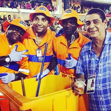 O sambista Zeca Pagodinho se mostrou mais à vontade no sambódromo da Sapucaí, no Rio de Janeiro, do que em São Paulo, onde cantou em um camarote particular; em São Paulo, Zeca se recusava a tirar foto com o prefeito paulistano; já no Rio de Janeiro, ao fazer uma foto com os garis da Sapucaí, Zeca estava bem mais sorridente do que ao tirar a foto com o prefeito de São Paulo
