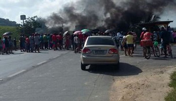 Manifestação de integrantes do Movimento de Libertação dos Sem Terra (MLST) interditou um trecho da BR-104, no município de Murici, na Zona da Mata alagoana; eles pedem a desapropriação das terras da Usina São Simeão; além da Polícia Rodoviária Federal(PRF), equipes da Polícia Militar estão no local para negociar a liberação da rodovia
