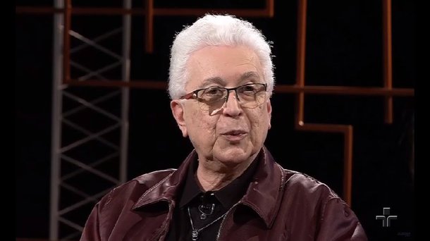 O dramaturgo Aguinaldo Silva, conhecido pelas várias polêmicas, atacou o ex-presidente Luiz Inácio Lula da Silva no Twitter; em uma série de posts na rede social de 280 caracteres neste domingo (07), o escritor disse que o ex-presidente é analfabeto e despreparado para comandar o Brasil