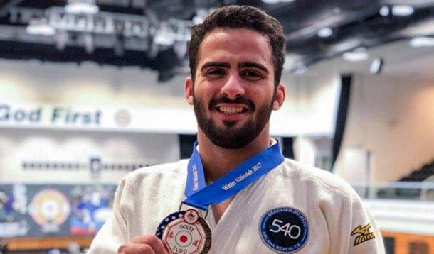 O judoca brasileiro Gabriel Mendes, do clube Studio 540, dos Estados Unidos, tem sido o grande destaque nos tatames ao conquistar ouro em todas as competições disputadas este ano; os resultados renderam ao atleta um convite do Comitê Olímpico Americano para treinar junto com a seleção americana de Judô; sonho do alagoano e ex-atleta do Flamengo - que já foi tricampeão sul-americano, Brasileiro Júnior, além do mais recente, o Campeonato Americano de Inverno de Judô -, é disputar os Jogos Olímpicos, mesmo que não seja pelo Brasil