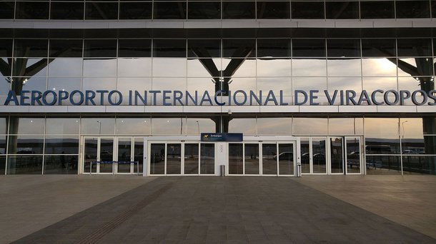 Quadrilha fortemente armada invadiu a área de cargas do aeroporto de Viracopos, em Campinas (SP), e roubou uma carga de dólares transportada da Alemanha para o Brasil pela empresa aérea Lufthansa; assaltantes renderam os funcionários no momento em que a carga era transferida para um carro-forte; valor roubado pela quadrilha não foi informado; as investigações serão conduzidas pela Polícia Federal
