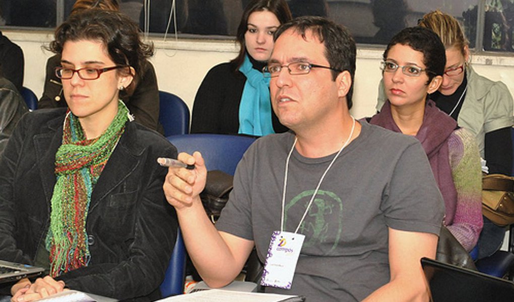 Na primeira aula sobre o golpe de 2016 na Universidade de Brasília (UnB), que aconteceu nesta segunda-feira (5), o professor Luís Felipe Miguel, titular do Instituto de Ciência Política, reafirmou que o impeachment de Dilma Rousseff foi “golpe”; pelo menos 13 universidades já anunciaram disciplinas sobre o “golpe de 2016”; a Comissão de Ética da Presidência abriu processo ético contra o ministro da Educação, Mendonça Filho, após ter dito que recorreria contra o curso