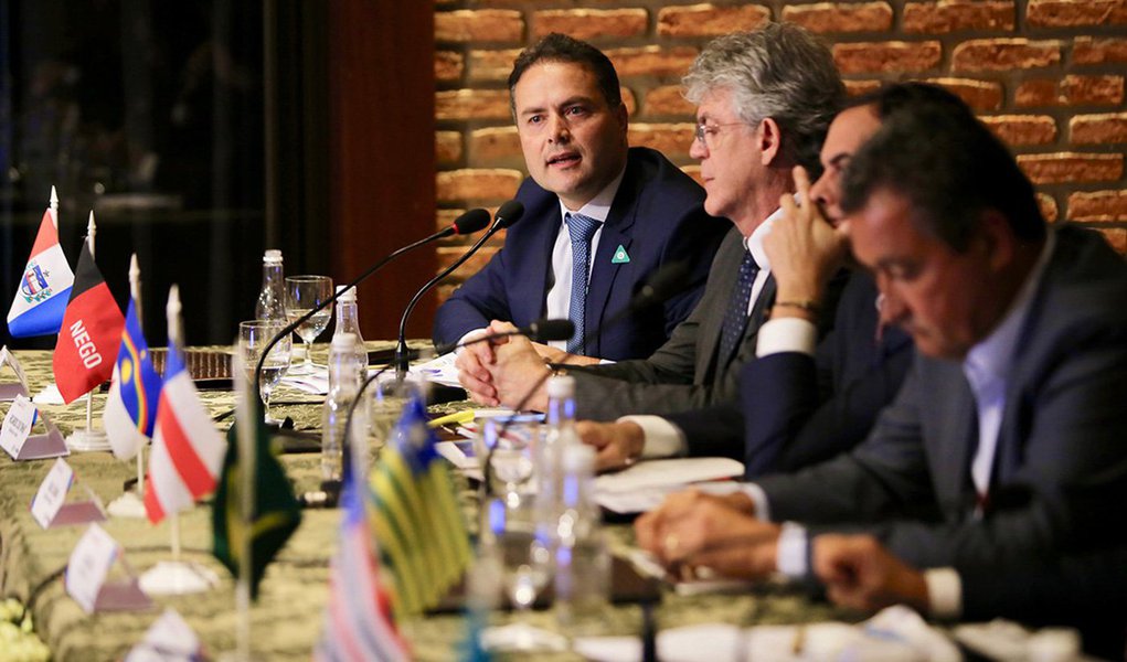 O governador Renan Filho (MDB) defendeu, durante o Encontro de Governadores do Nordeste, no Piauí, a criação do Sistema Nacional de Segurança Pública; a proposta faz parte da Carta de Teresina assinada juntamente com outros três termos que tratam da implementação de políticas públicas para o setor; para ele, “É muito importante que a gente, em diálogo com o Congresso Nacional, com a sociedade, o Governo Federal e com os outros Poderes, crie o Sistema que permita, sobretudo, custear a política de Segurança Pública, como foi possível custear a política pública de Saúde e de Educação”