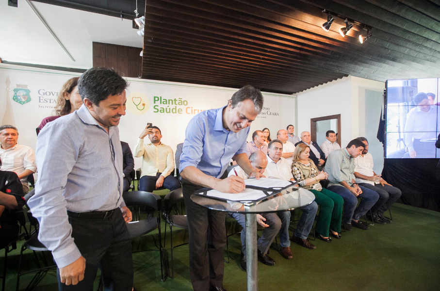 O Programa Plantão Saúde Cirurgia, lançado nesta segunda-feira (5) pelo governador Camilo Santana (PT), tem como objetivo reduzir a lista de espera e trazer mais celeridade aos atendimentos em todo o Estado. Ao todo, serão destinados R$ 55,5 milhões para execução desses procedimentos. O chefe do Executivo ressaltou que qualquer hospital pode se credenciar. “O Edital está sendo lançado com todos os procedimentos que o Estado tem interesse que os hospitais privados ou filantrópicos executem, com todos os preços”, disse