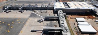 A Polícia Federal informou que os criminosos que invadiram a área de carga do aeroporto de Viracopos, em Campinas (93 km de São Paulo), na noite deste domingo (4) roubaram cerca de US$ 5 milhões (R$ 16,3 milhões) em espécie; segundo a corporação, o dinheiro tinha como destino Zurique, na Suíça; pelo menos cinco homens armados com fuzis invadiram a área de carga do aeroporto de Viracopos e roubaram o dinheiro