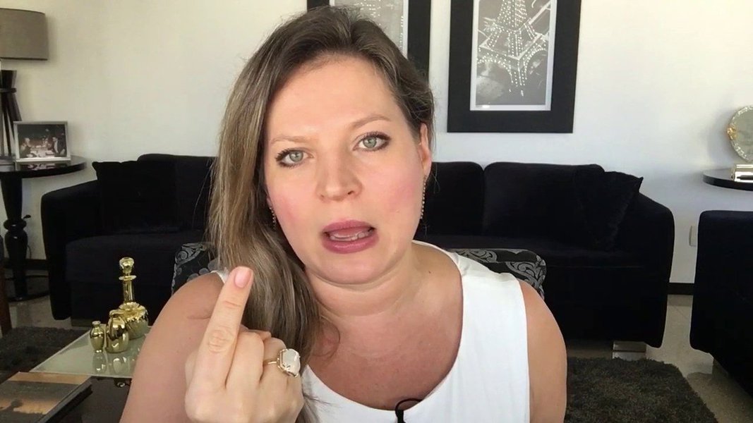 A jornalista Joice Hasselmann, uma das porta-vozes da extrema direita e neoconservadorismo na mídia, foi demitida da rádio Jovem Pan. Ela já havia perdido o cargo de âncora do programa Pingo nos Is, que ocupava desde junho de 2017, após a saída de Reinaldo Azevedo; sua nova empreitada é a oferta de um curso de "Comunicação Global com Caráter". Segundo Joice, a fila de inscritos "está enorme"