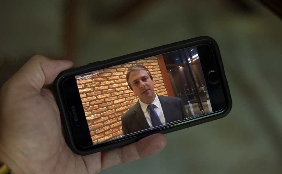 Em bate-papo ao vivo pelo Facebook, o governador Camilo Santana (PT) anunciou que o pagamento da promoção por titulação de 1.731 professores da rede estadual de educação será realizado no primeiro dia útil do próximo mês de maio. “Isso representa o acréscimo de R$ 2,1 milhões por mês (na folha estadual)”, afirmou o chefe do Executivo
