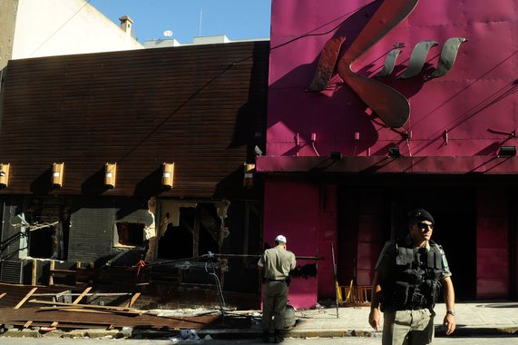 O 1º Grupo Criminal do Tribunal de Justiça do Rio Grande do Sul (TJRS) negou recurso do Ministério Público que visava reverter a decisão que suspendeu o julgamento popular para os quatro réus do processo sobre o incêndio da boate Kiss, em Santa Maria; os pais de vítimas ficaram revoltados, chamaram a justiça de "vergonhosa", se retiraram da sala e vão recorrer a Brasília; tragédia ocorrida em 27 de janeiro de 2013 deixou 242 pessoas mortas e 636 feridas