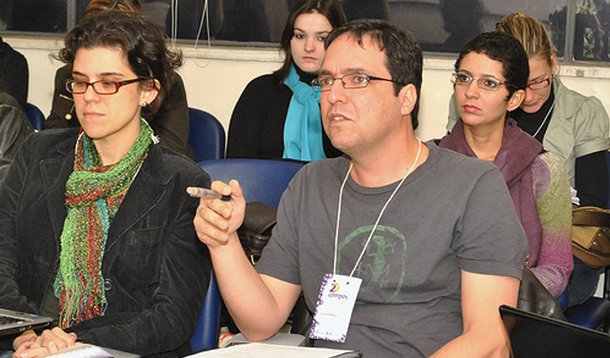 Na primeira aula sobre o golpe de 2016 na Universidade de Brasília (UnB), que aconteceu nesta segunda-feira (5), o professor Luís Felipe Miguel, titular do Instituto de Ciência Política, reafirmou que o impeachment de Dilma Rousseff foi “golpe”; pelo menos 13 universidades já anunciaram disciplinas sobre o “golpe de 2016”; a Comissão de Ética da Presidência abriu processo ético contra o ministro da Educação, Mendonça Filho, após ter dito que recorreria contra o curso