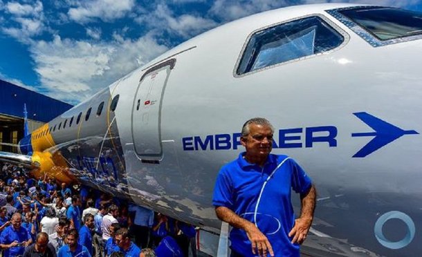 O presidente da Embraer, Paulo Cesar de Souza e Silva, afirmou que não se encontrou ainda com o novo ministro da Defesa, general Joaquim Silva e Luna, mas disse acreditar que nem a troca no comando da pasta, nem o cenário eleitoral podem representar obstáculos às negociações com a Boeing; "Tem toda uma equipe técnica do governo estudando isso. Tem muitas áreas específicas (do governo) envolvidas", afirmou