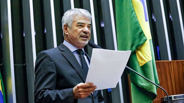 Integrante do Conselho da República, órgão previsto na Constituição para tratar de temas de gravidade para o País, o senador Humberto Costa (PT-PE) apresentou requerimentos à Presidência da República para saber quais foram os motivos que levaram o governo Temer a intervir na segurança do Rio, quanto será gasto, de onde sairá o dinheiro e qual o resultado das operações militares lá realizadas, entre outras dúvidas; “Na reunião do Conselho da República com Temer e seus ministros, na última segunda, perguntei se houve crescimento da violência no Rio que justificasse a medida. Ninguém soube responder na hora”