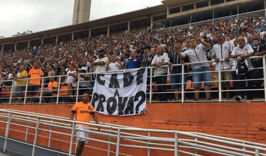 Durante o jogo entre Corinthians e São Paulo pelo campeonato paulista nesse sábado, 27, no Pacaembu, torcedores corintianos protestaram contra a condenação do ex-presidente Lula pelo TRF-4; em faixa estendida na arquibancada do estádio, torceram questionam onde estão as provas de que Lula é dono do triplex do Guarujá e que realizou lavagem de dinheiro