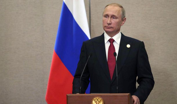 O presidente da Rússia, Vladimir Putin, disse que as autoridades deveriam monitorar as atividades de “algumas empresas” nas redes sociais durante a eleição presidencial do ano que vem e medir o alcance de seu envolvimento com políticas domésticas; vala ressaltar que a Rússia foi acusada pelos EUA e por outras nações ocidentais de interferir em suas eleições; “Precisamos observar cuidadosamente certas empresas na internet, em redes sociais, e o quão amplamente elas estão envolvidas em nossa vida política doméstica”, disse Putin a respeito de uma nova lei sobre “agentes estrangeiros”