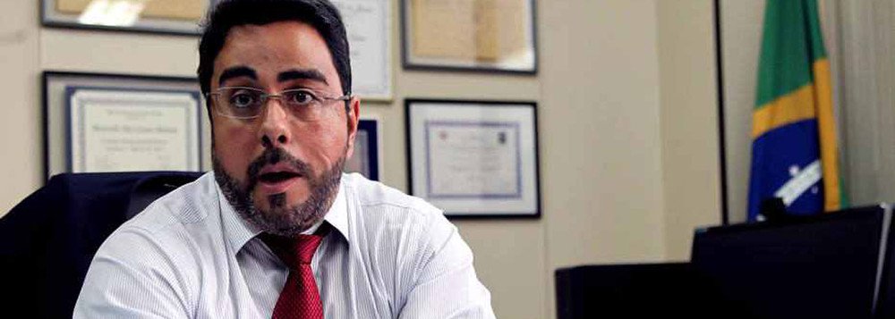 Juiz Marcelo Bretas voltou a usar o Twitter, rede social que ele usou para defender o auxílio-moradia e depois abandonou a conta; o magistrado compartilhou uma matéria da BBC Brasil, intitulada "Por que é tão difícil investigar e comprovar corrupção no Brasil e no mundo"; ao defender o direito a acumular o recebimento de auxílio-moradia junto com a esposa, também juíza Simone Bretas, o magistrado havia dito: "sempre que penso ter direito a algo eu vou à Justiça e peço. Talvez devesse ficar chorando num canto, ou pegar escondido ou à força"