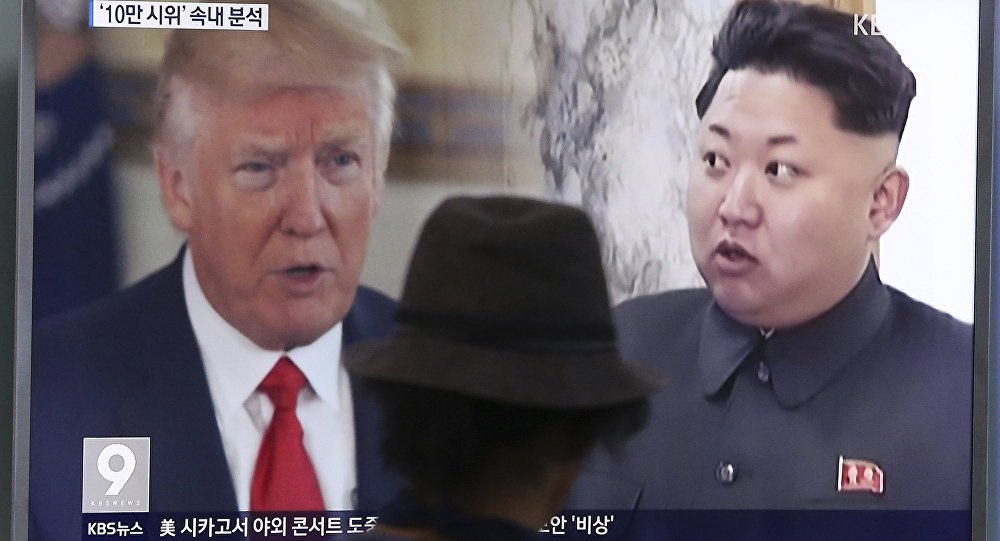 O presidente dos Estados Unidos, Donald Trump, rebateu as afirmações do líder norte-coreano Kim Jong-un sobre ter um botão nuclear em sua mesa. A diferença apontada pelo republicano diz respeito ao tamanho e poder entre o botão de Washington e o de Pyongyang; "O líder norte-coreano Kim Jong Un apenas afirmou que o "Botão Nuclear está em sua mesa em todos os momentos". Alguém de seu regime abatido e faminto por comida, por favor, [deve] informá-lo de que eu também tenho um botão nuclear, mas é muito maior e mais poderoso do que o dele, e meu botão funciona!", escreveu Trump em seu Twitter