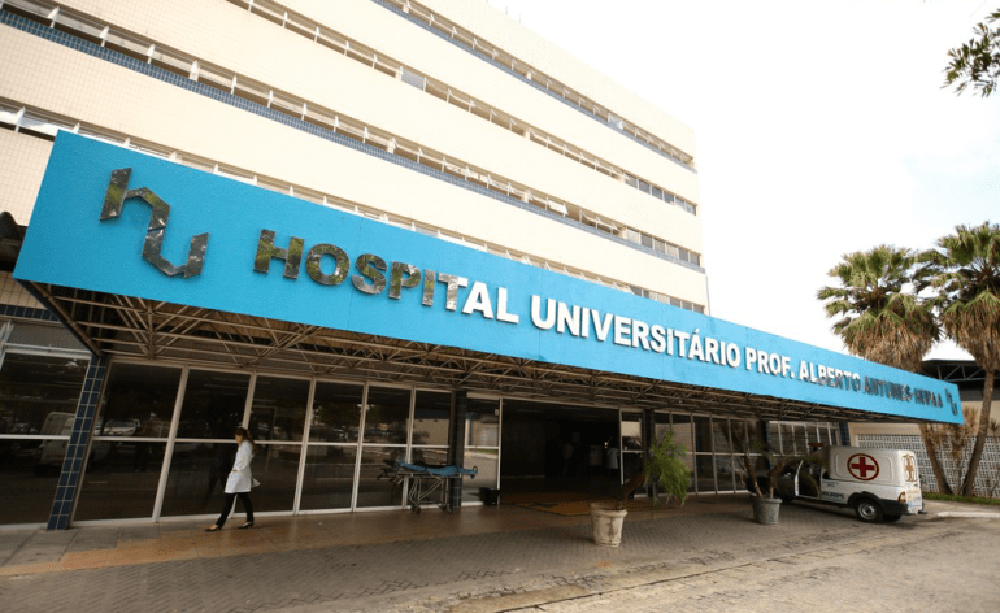 Após o desabamento de parte do teto dos banheiros do setor de maternidade, o Hospital Universitário Professor Alberto Antunes (HU), em Maceió, decidiu suspender os atendimentos espontâneos de sua maternidade por 72h; nota do HU diz que decisão pela interrupção se dá pela necessidade de redução dos leitos, mas que não haverá interrupção de atendimento às gestantes de Alto Risco