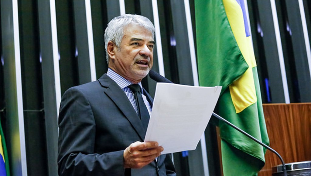 Integrante do Conselho da República, órgão previsto na Constituição para tratar de temas de gravidade para o País, o senador Humberto Costa (PT-PE) apresentou requerimentos à Presidência da República para saber quais foram os motivos que levaram o governo Temer a intervir na segurança do Rio, quanto será gasto, de onde sairá o dinheiro e qual o resultado das operações militares lá realizadas, entre outras dúvidas; “Na reunião do Conselho da República com Temer e seus ministros, na última segunda, perguntei se houve crescimento da violência no Rio que justificasse a medida. Ninguém soube responder na hora”