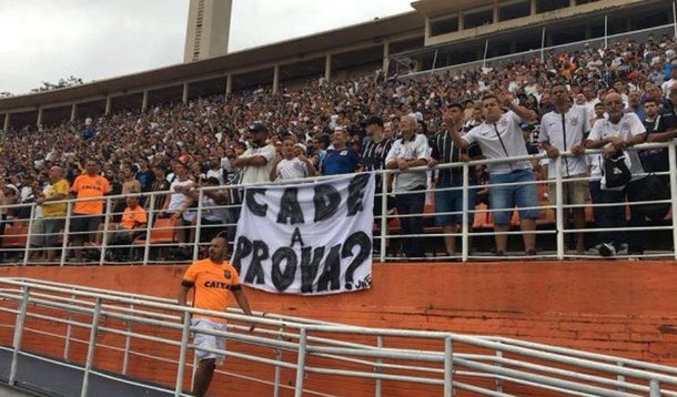 Durante o jogo entre Corinthians e São Paulo pelo campeonato paulista nesse sábado, 27, no Pacaembu, torcedores corintianos protestaram contra a condenação do ex-presidente Lula pelo TRF-4; em faixa estendida na arquibancada do estádio, torceram questionam onde estão as provas de que Lula é dono do triplex do Guarujá e que realizou lavagem de dinheiro