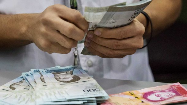 O banco central da Venezuela anunciou na segunda-feira uma desvalorização de mais de 99 por cento de taxa de câmbio oficial com o lançamento de uma nova plataforma cambial; o banco central disse que o primeiro leilão de seu novo sistema DICOM rendeu uma taxa de câmbio de 30,987,5 bolívares por euro, equivalente a cerca de 25.000 por dólar