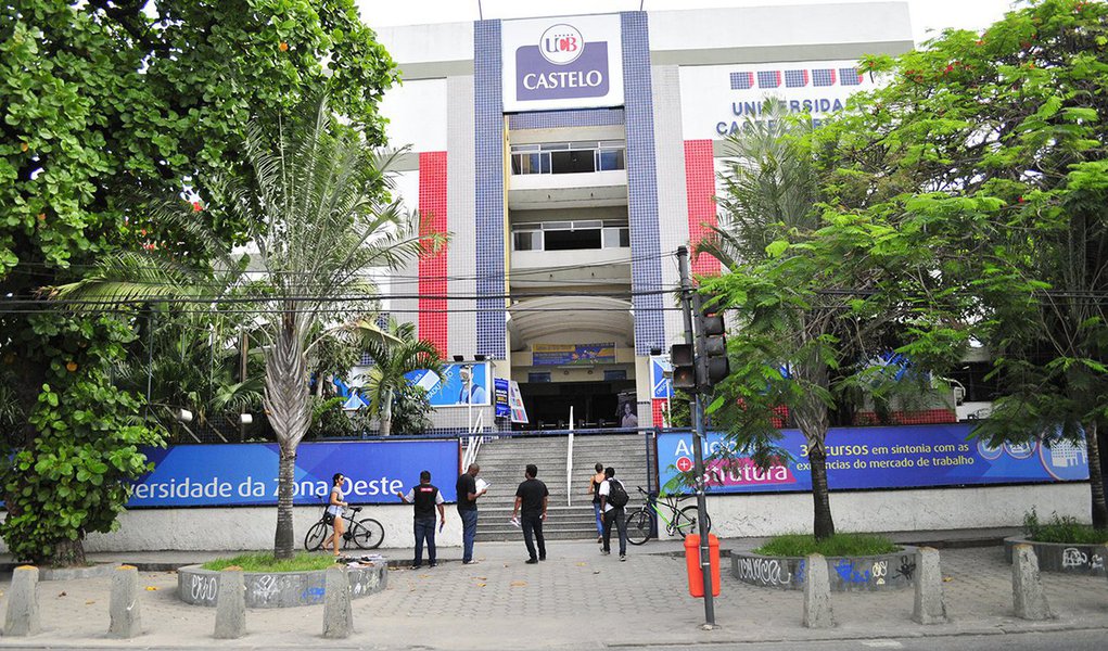 Universidade Castelo Branco (UCB), no Rio de Janeiro demitiu 100 professores do seu corpo docente; número corresponde a 25% dos professores da instituição de ensino; segundo o Sindicato dos professores do Rio (Sinpro-Rio), a demissão em massa pode ser comparada "proporcionalmente, àquela feita pela Estácio há uma semana, quando pelo menos 400 professores foram demitidos em todo o Estado"