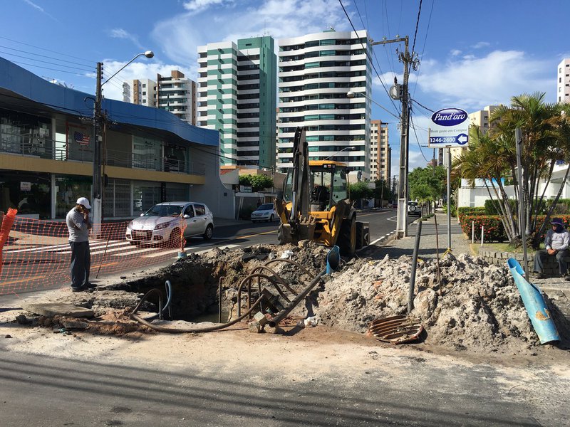 O prefeito de Aracaju, Edvaldo Nogueira (PCdoB), reagiu, com indignação, à intervenção feita pela Companhia de Saneamento de Sergipe (Deso), na avenida Antonio Fagundes Santana, no bairro 13 de Julho; uma obra de saneamento provocou a destruição do novo pavimento da via poucos dias após a Empresa Municipal de Obras e Urbanização (Emurb) finalizar recapeamento da avenida; no entanto, a companhia estadual não recuperou o pavimento